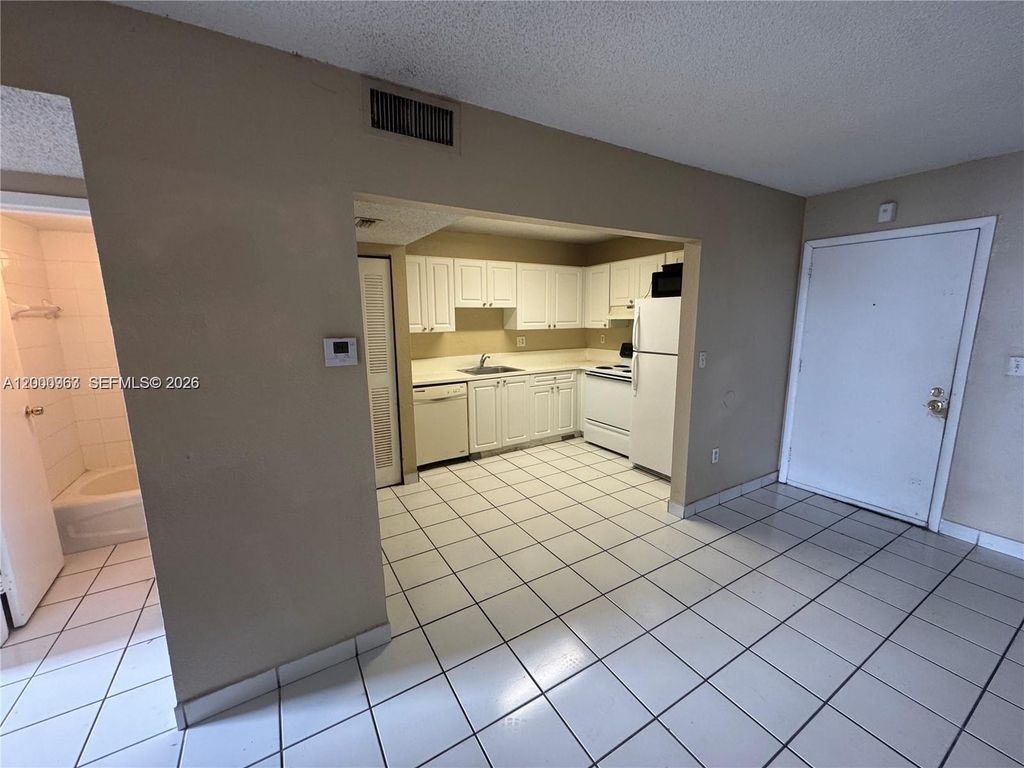 5100 SW 41st St PH1, Pembroke Park, FL 33023