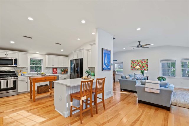 23 Shadbush Trail, Narragansett, RI 02874