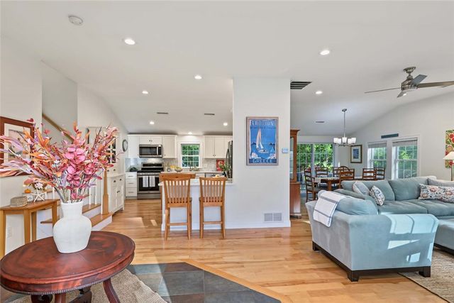 23 Shadbush Trail, Narragansett, RI 02874