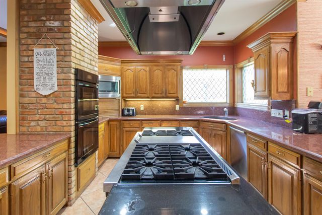 6609 Hollytree Cir, Tyler, TX 75703