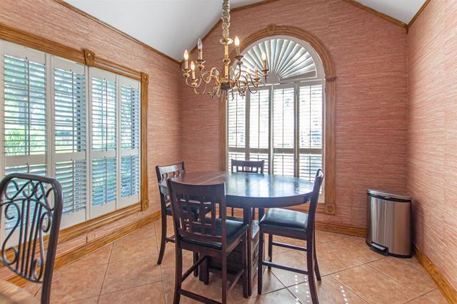 6609 Hollytree Cir, Tyler, TX 75703