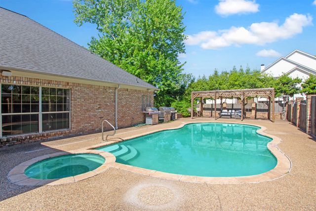 6609 Hollytree Cir, Tyler, TX 75703