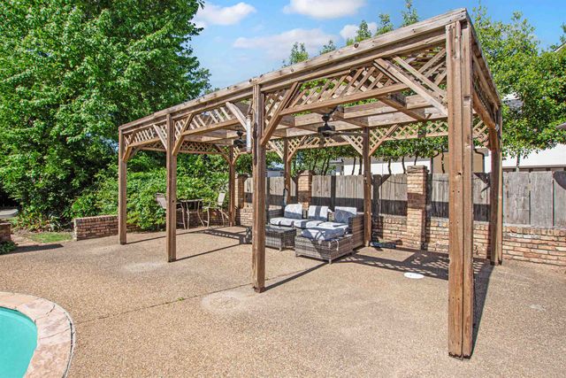 6609 Hollytree Cir, Tyler, TX 75703