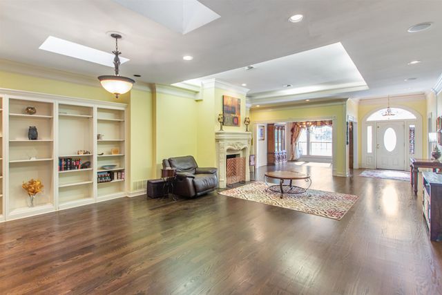 6609 Hollytree Cir, Tyler, TX 75703
