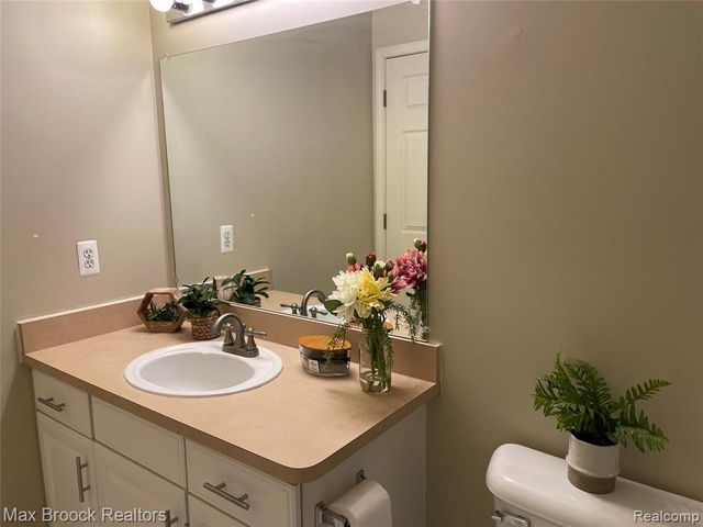 924 Sandalwood Drive, Troy, MI 48085