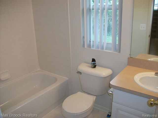 924 Sandalwood Drive, Troy, MI 48085