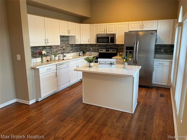 924 Sandalwood Drive, Troy, MI 48085