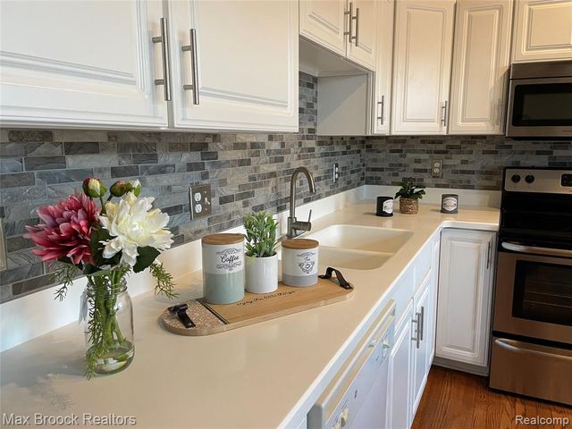 924 Sandalwood Drive, Troy, MI 48085