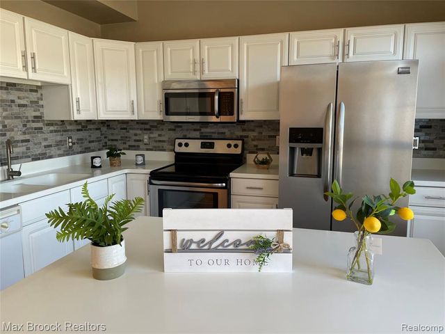 924 Sandalwood Drive, Troy, MI 48085