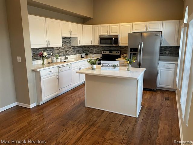 924 Sandalwood Drive, Troy, MI 48085