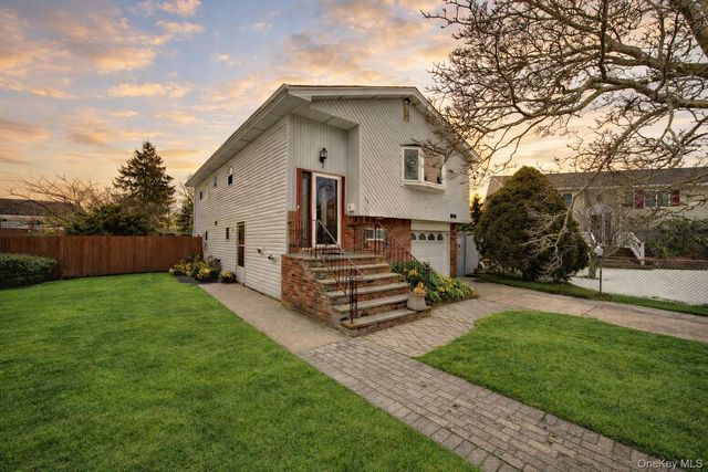 15 Snapper Court, Lindenhurst, NY 11757