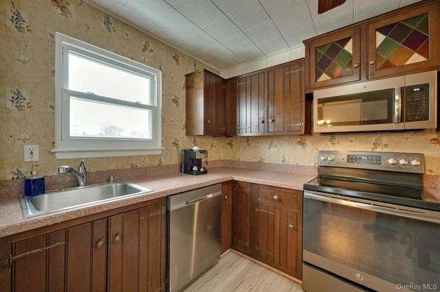 15 Snapper Court, Lindenhurst, NY 11757