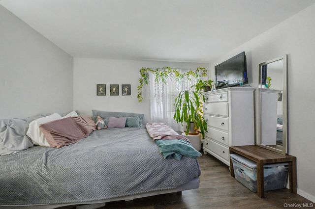 15 Snapper Court, Lindenhurst, NY 11757