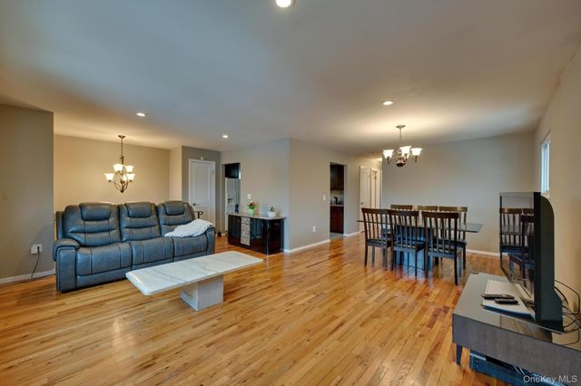 15 Snapper Court, Lindenhurst, NY 11757