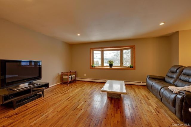 15 Snapper Court, Lindenhurst, NY 11757