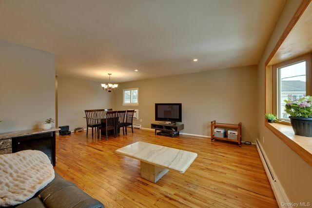 15 Snapper Court, Lindenhurst, NY 11757