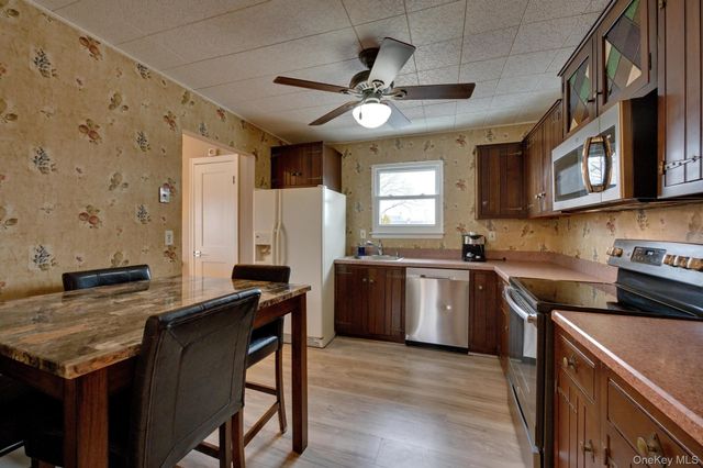 15 Snapper Court, Lindenhurst, NY 11757