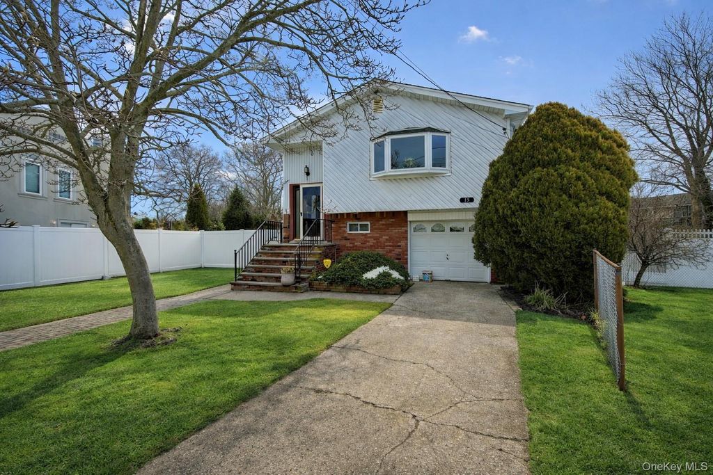 15 Snapper Court, Lindenhurst, NY 11757