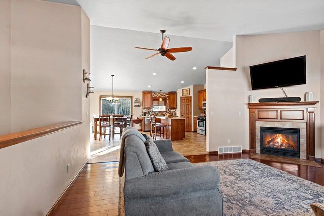 4824 ISABELLA CIRCLE, Hobart, WI 54155