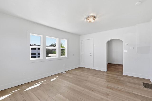 923 E Courtland Ave, Spokane, WA 99207