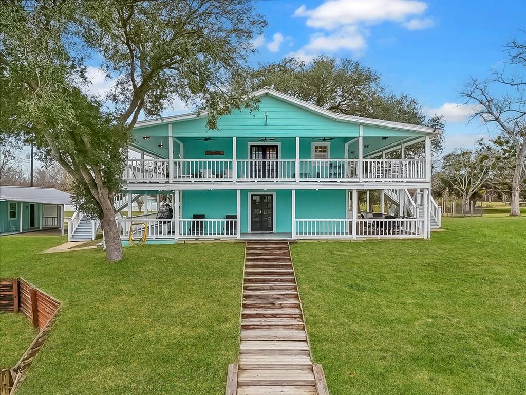 462 Exotic Isle Drive, Bay City, TX 77457