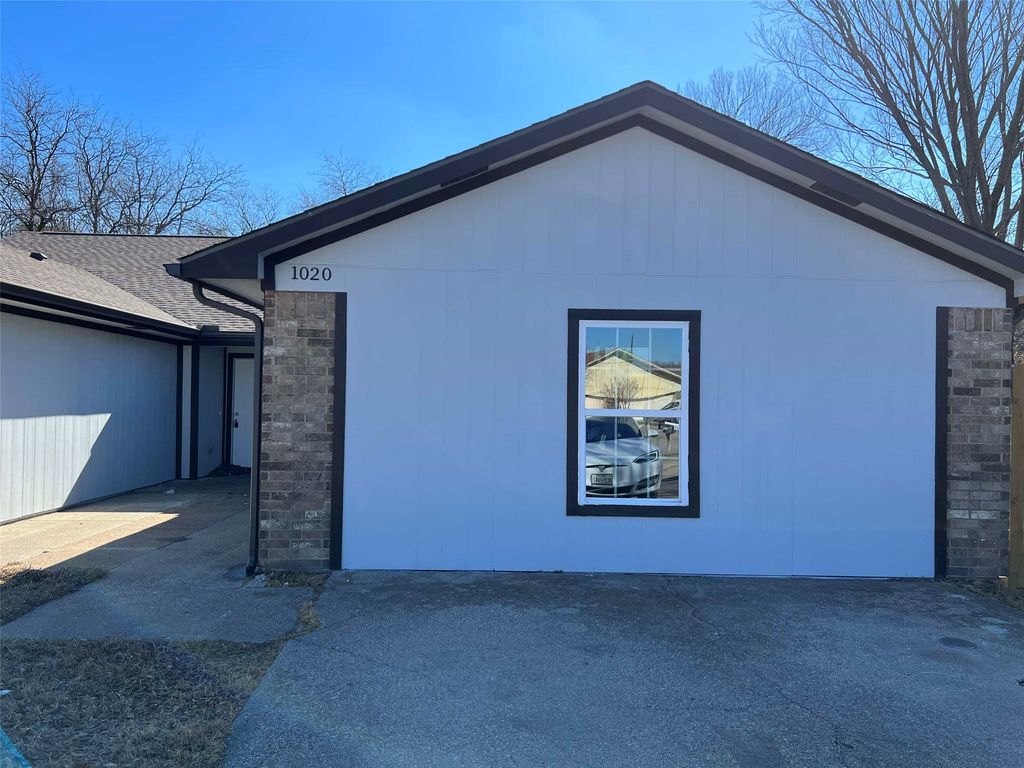 1020 Vera Court, Irving, TX 75060