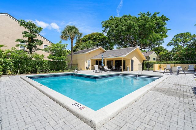 5664 Santiago Circle, Boca Raton, FL 33433