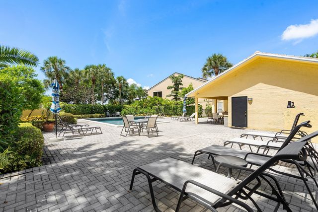 5664 Santiago Circle, Boca Raton, FL 33433