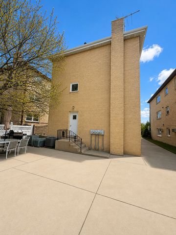7942 W Addison Street 3, Chicago, IL 60634