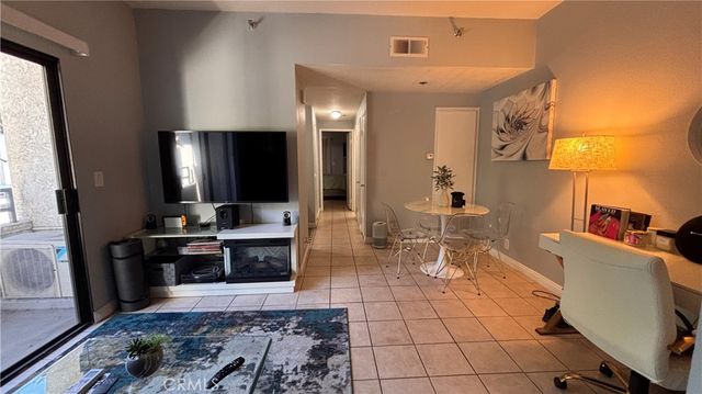 720 W 4th 114, Long Beach, CA 90802