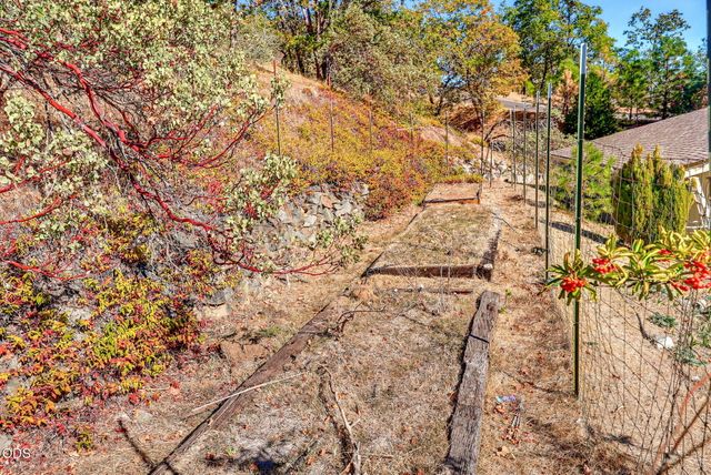 3121 Old Military Road, Medford, OR 97502