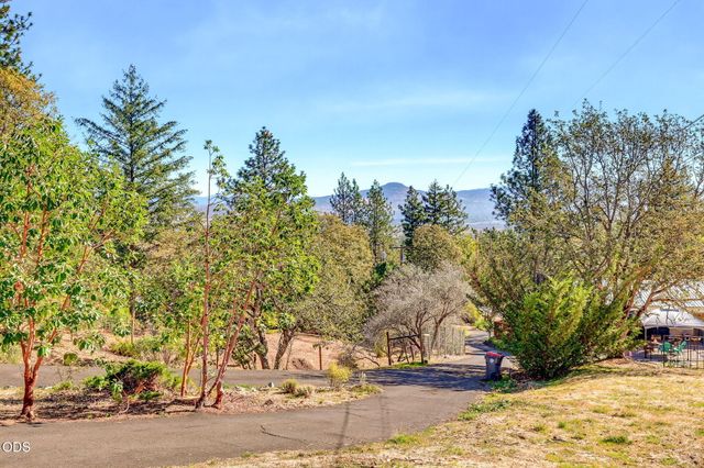3121 Old Military Road, Medford, OR 97502