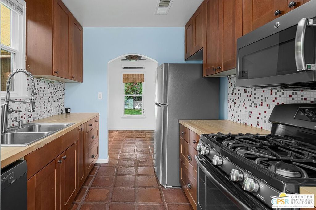 Image 8 of property listing at 630 N Hermosa Drive, Palm Springs, CA 92262