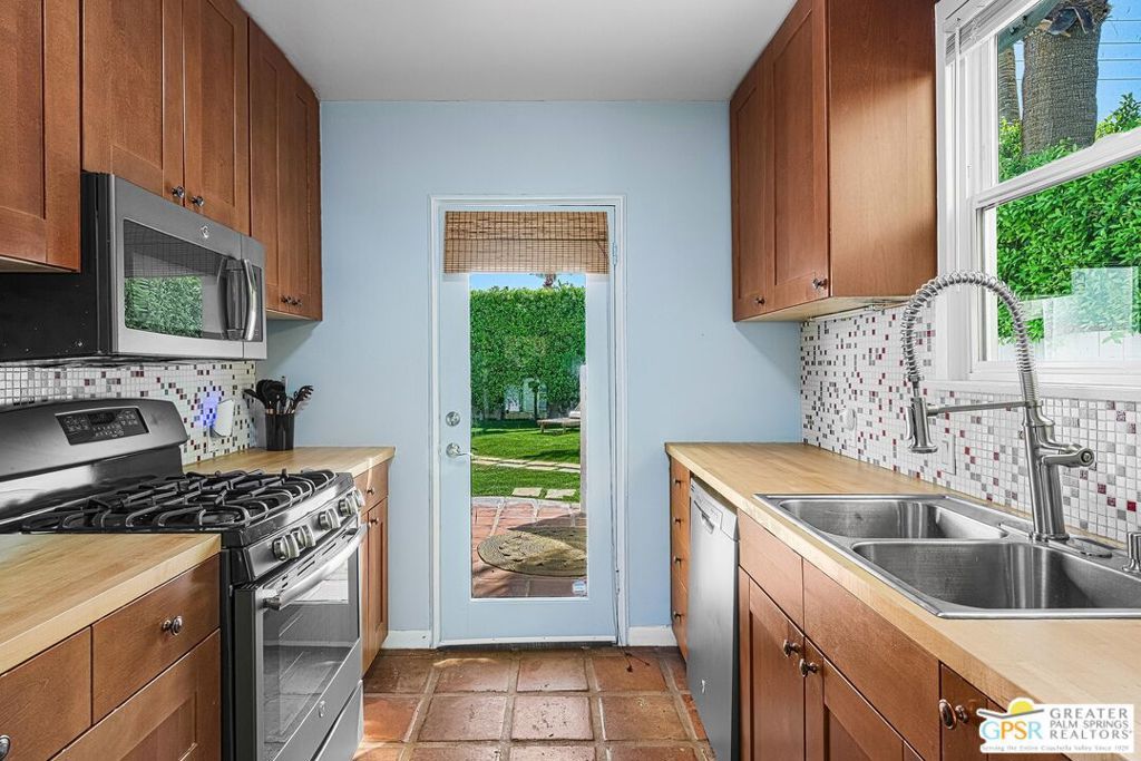 Image 9 of property listing at 630 N Hermosa Drive, Palm Springs, CA 92262