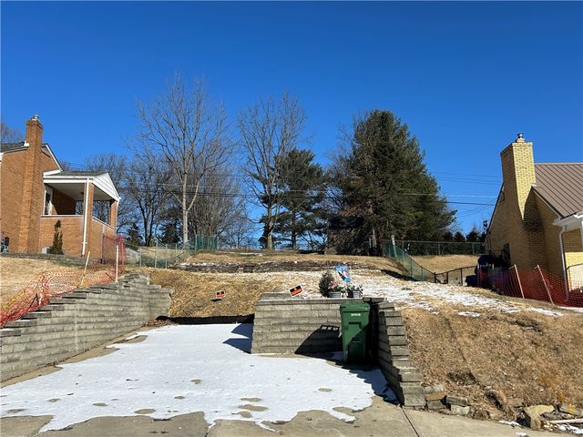 845 Corbett Dr, Castle Shannon, PA 15234