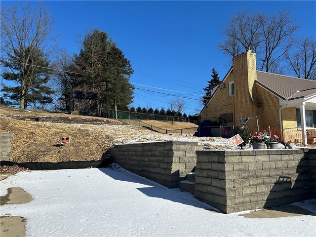 845 Corbett Dr, Castle Shannon, PA 15234