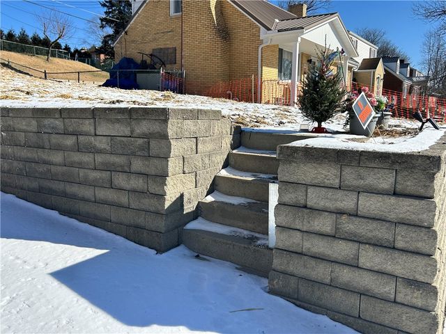 845 Corbett Dr, Castle Shannon, PA 15234