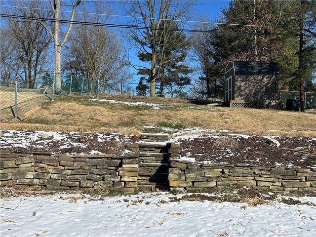 845 Corbett Dr, Castle Shannon, PA 15234