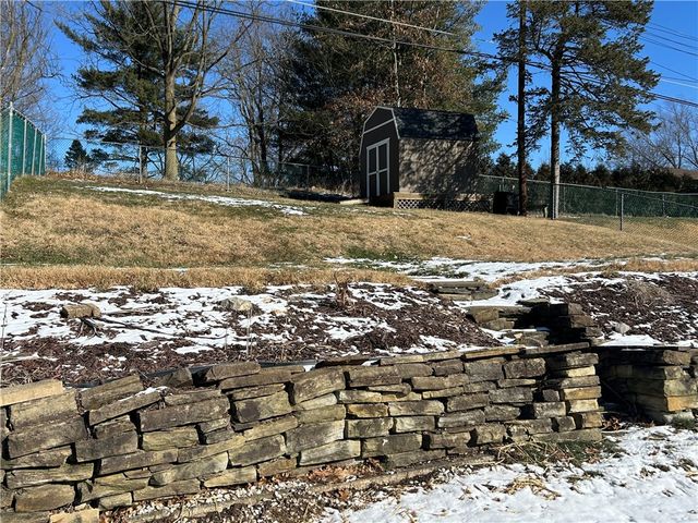 845 Corbett Dr, Castle Shannon, PA 15234