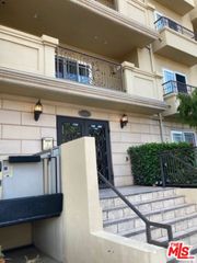 11911 Mayfield Avenue 106, Los Angeles, CA 90049