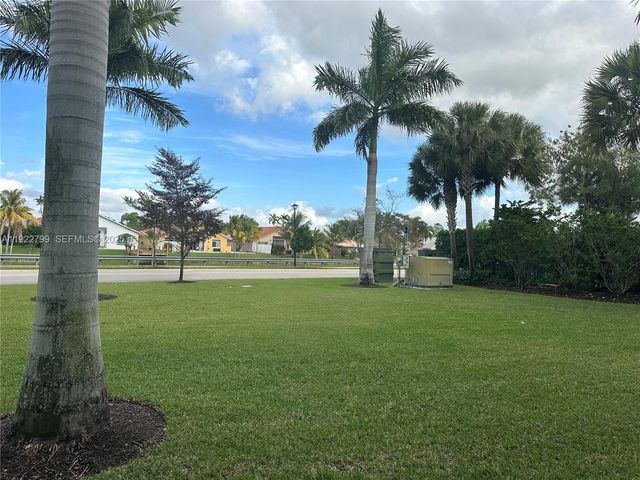 11718 SW 13th Ct, Pembroke Pines, FL 33025