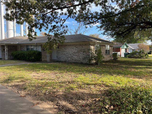 2209 N Woods Street, Sherman, TX 75092