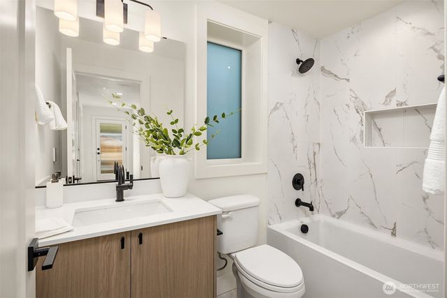 4417 2nd Avenue NE, Seattle, WA 98105