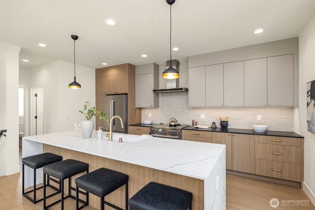 4417 2nd Avenue NE, Seattle, WA 98105