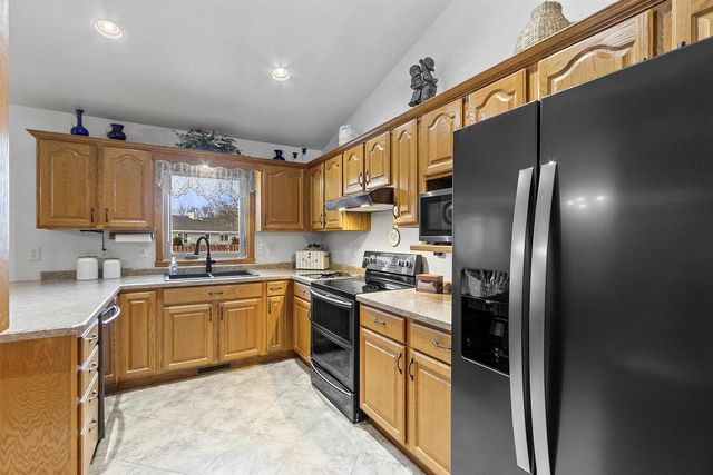 1615 SHALLOW CREEK COURT, Green Bay, WI 54313