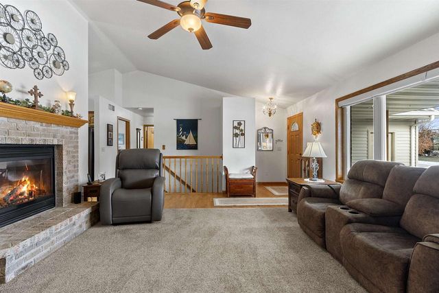 1615 SHALLOW CREEK COURT, Green Bay, WI 54313