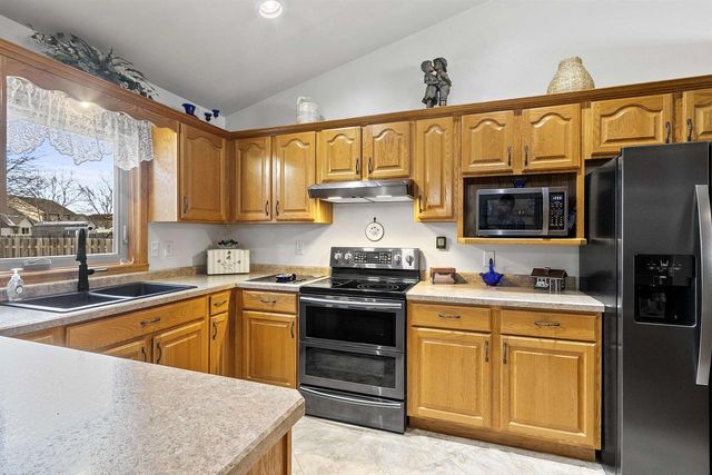 1615 SHALLOW CREEK COURT, Green Bay, WI 54313