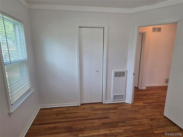 7211 Paige Avenue, Warren, MI 48091