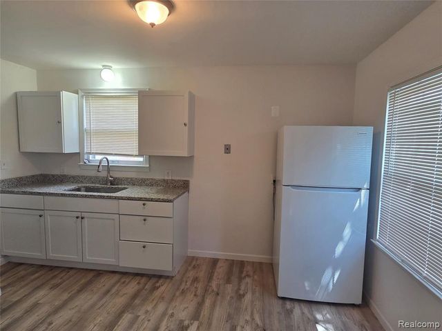 7211 Paige Avenue, Warren, MI 48091