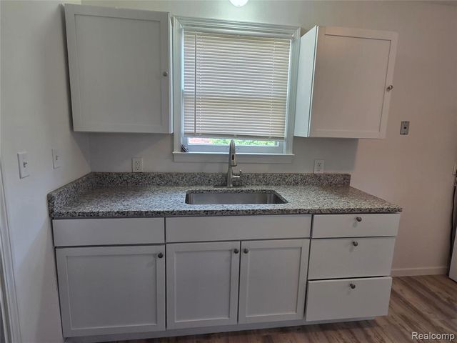 7211 Paige Avenue, Warren, MI 48091